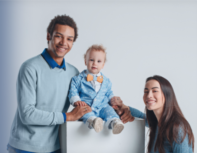 Famille révisant ensemble leurs options d'assurance vie