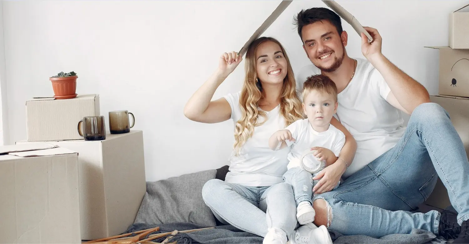 Famille heureuse avec une maison