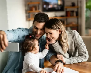 Famille examinant une police