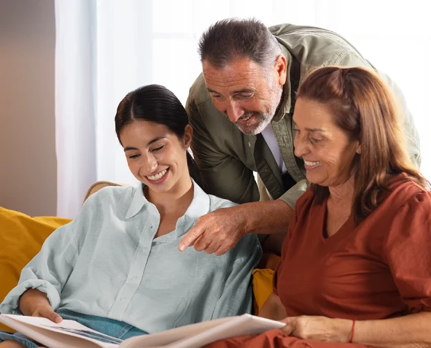 Famille examinant les options d'assurance